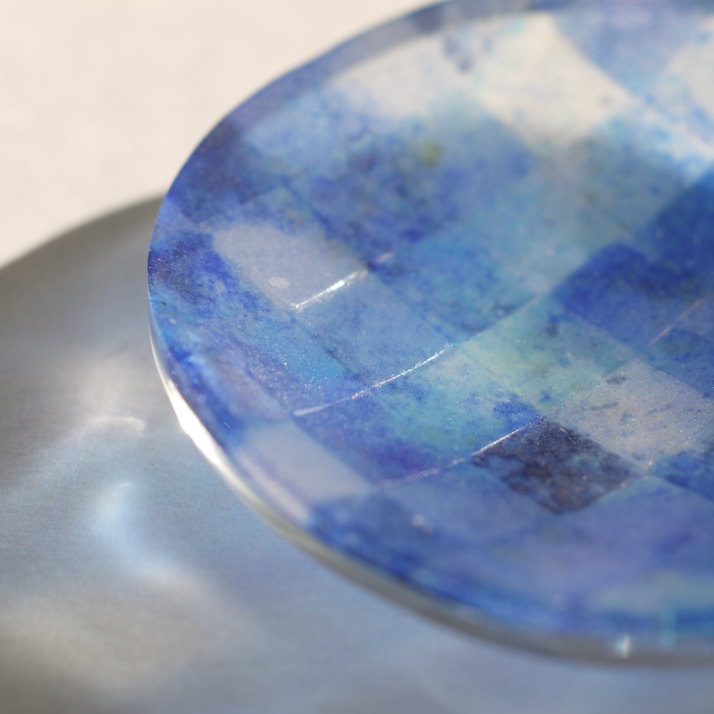 画像6、砕いたガラスをブレンドして作った板ガラスを並べて製作した丸皿。