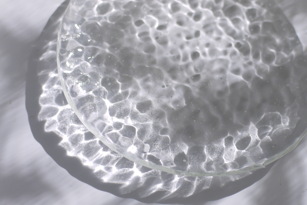 画像2、透明ガラスで水面をイメージしたテクスチャーのある丸平皿。