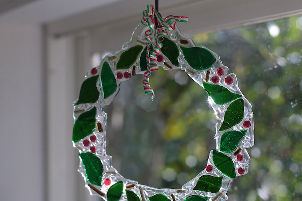画像6、窓辺のガラスのリース